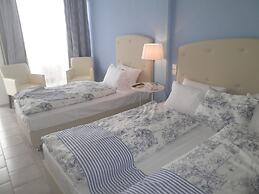 Seafront Studios & Apartments