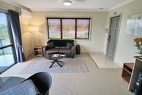 Whangaparaoa Lodge Motel