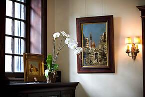 Mansions on Fifth Hotel