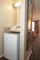 Colonial Square Inn & Suites