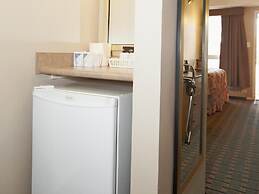 Colonial Square Inn & Suites