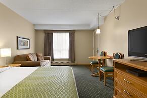 Colonial Square Inn & Suites