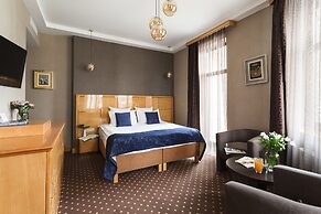 Ark Palace Hotel