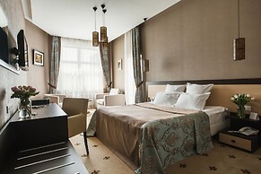 Ark Palace Hotel