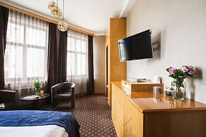 Ark Palace Hotel