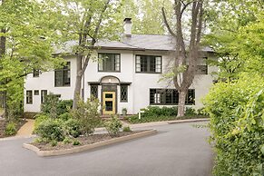 Oakhurst Inn at the University