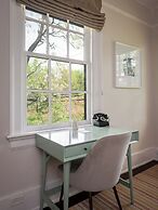 Oakhurst Inn at the University