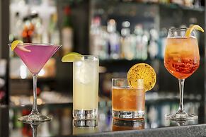 Oakhurst Inn at the University