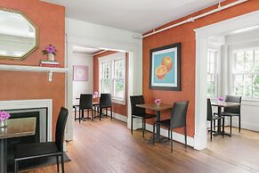 Oakhurst Inn at the University