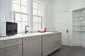 Oakhurst Inn at the University