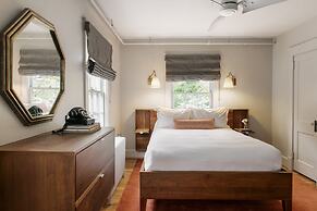 Oakhurst Inn at the University