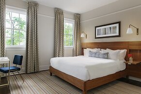 Oakhurst Inn at the University