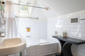 Oakhurst Inn at the University