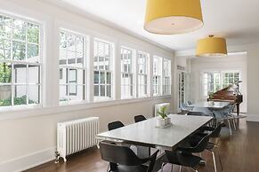 Oakhurst Inn at the University