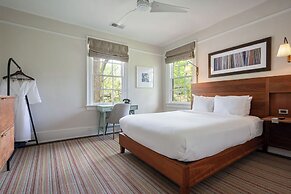 Oakhurst Inn at the University