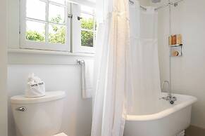 Oakhurst Inn at the University