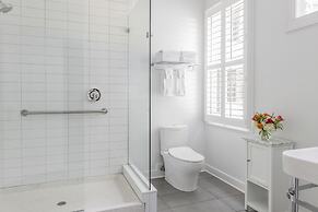 Oakhurst Inn at the University