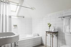 Oakhurst Inn at the University