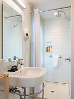 Oakhurst Inn at the University