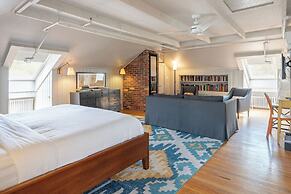 Oakhurst Inn at the University