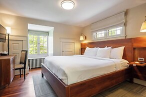 Oakhurst Inn at the University