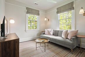 Oakhurst Inn at the University