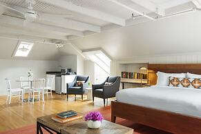 Oakhurst Inn at the University