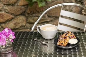 Oakhurst Inn at the University