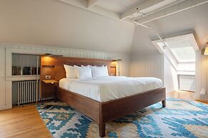 Oakhurst Inn at the University