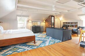 Oakhurst Inn at the University