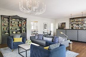 Oakhurst Inn at the University