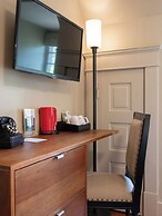 Oakhurst Inn at the University