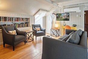 Oakhurst Inn at the University