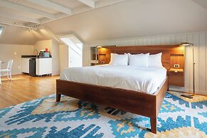 Oakhurst Inn at the University