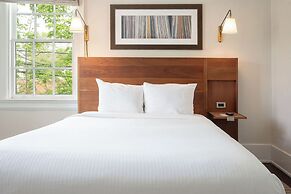 Oakhurst Inn at the University