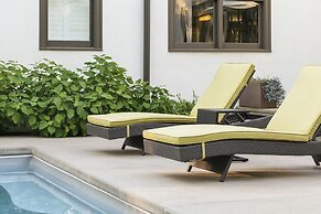 Oakhurst Inn at the University