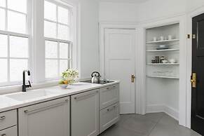 Oakhurst Inn at the University