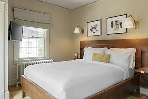 Oakhurst Inn at the University