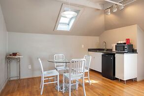 Oakhurst Inn at the University