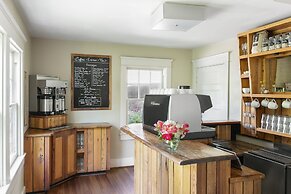 Oakhurst Inn at the University