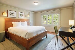 Oakhurst Inn at the University