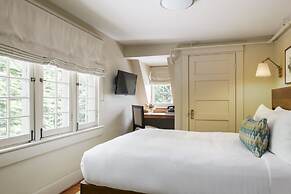 Oakhurst Inn at the University