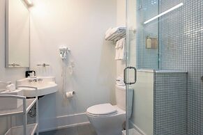 Oakhurst Inn at the University