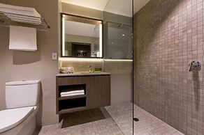 The Glen Hotel & Suites