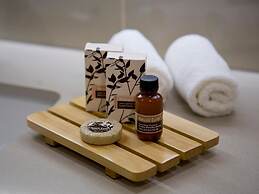 The Glen Hotel & Suites