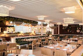 The Glen Hotel & Suites