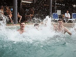 Backpackers In Paradise Resort - Hostel