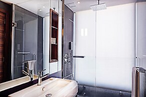 Warwick Stone 55 Hotel