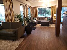 Robin Hood Inn & Suites