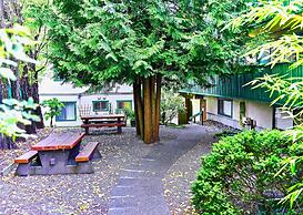 Robin Hood Inn & Suites